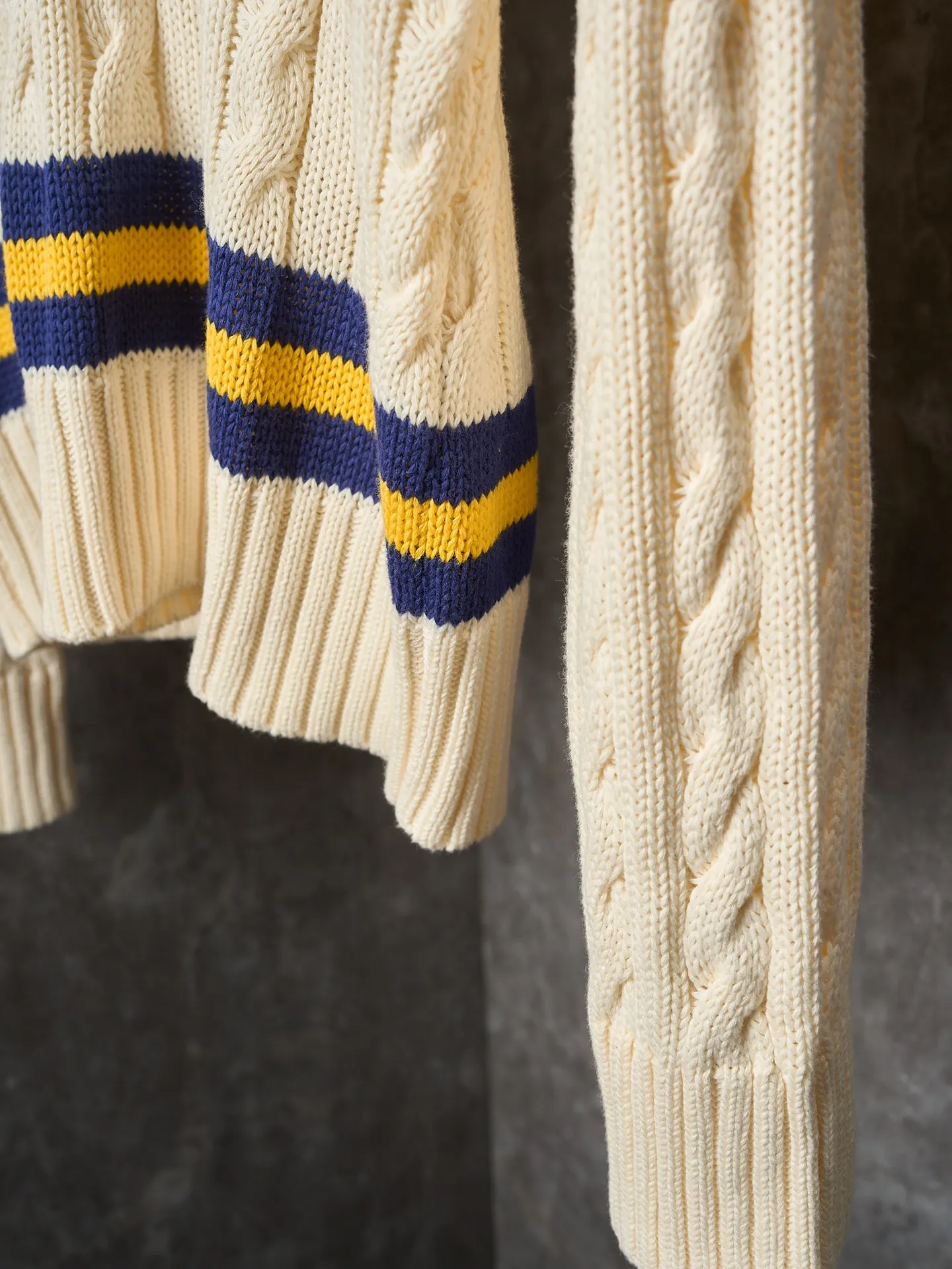 P450 Actual hanging auction] Ralph Lauren/Ralph Lauren tennis cable knitted long-sleeved V-neck sweater [Ready stock] S M L The crossed tennis racket pattern and RLTC lettering on the chest are a clever tribute to the brand's sports spirit. It has an atmosphere of freedom and vitality and is highly recognizable. It interprets high-end style with unique details and paints an enchanting artistic picture. It adopts imported machine embroidery technology and uses advanced computer control systems and precision mechanical components to realize the tennis racket pattern and RLTC lettering embroidery. High precision. The lines are smooth and delicate. Three-dimensional cable weaving. Through clever shifting and interweaving of coils. Cross-shift adjacent coils to form a twisting effect. The lines are smooth and regular. Time-consuming and labor-intensive. Garment washing water is softened and deodorized. The clothes are deeply cleaned and deodorized through professional washing equipment and specific detergents. The feel and appearance of the clothes are improved, and the fit is improved.